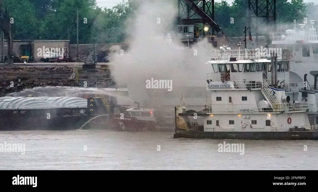 St. Louis, États-Unis. 18 mai 2021. Les pompiers de Saint-Louis à bord de l'unité Marine six, affrontent un incendie sur le bateau à remorqueurs Mary Lynn, sur le fleuve Mississippi, au sud du fleuve Saint-Louis, à Saint-Louis, le mardi 18 mai 2021. Les pompiers ont pu sauver le navire après qu'un incendie a éclaté dans la salle des machines, se propageant au reste du bateau.deux pompiers ont quitté la scène par inhalation de fumée. Photo par Bill Greenblatt/UPI crédit: UPI/Alay Live News Banque D'Images