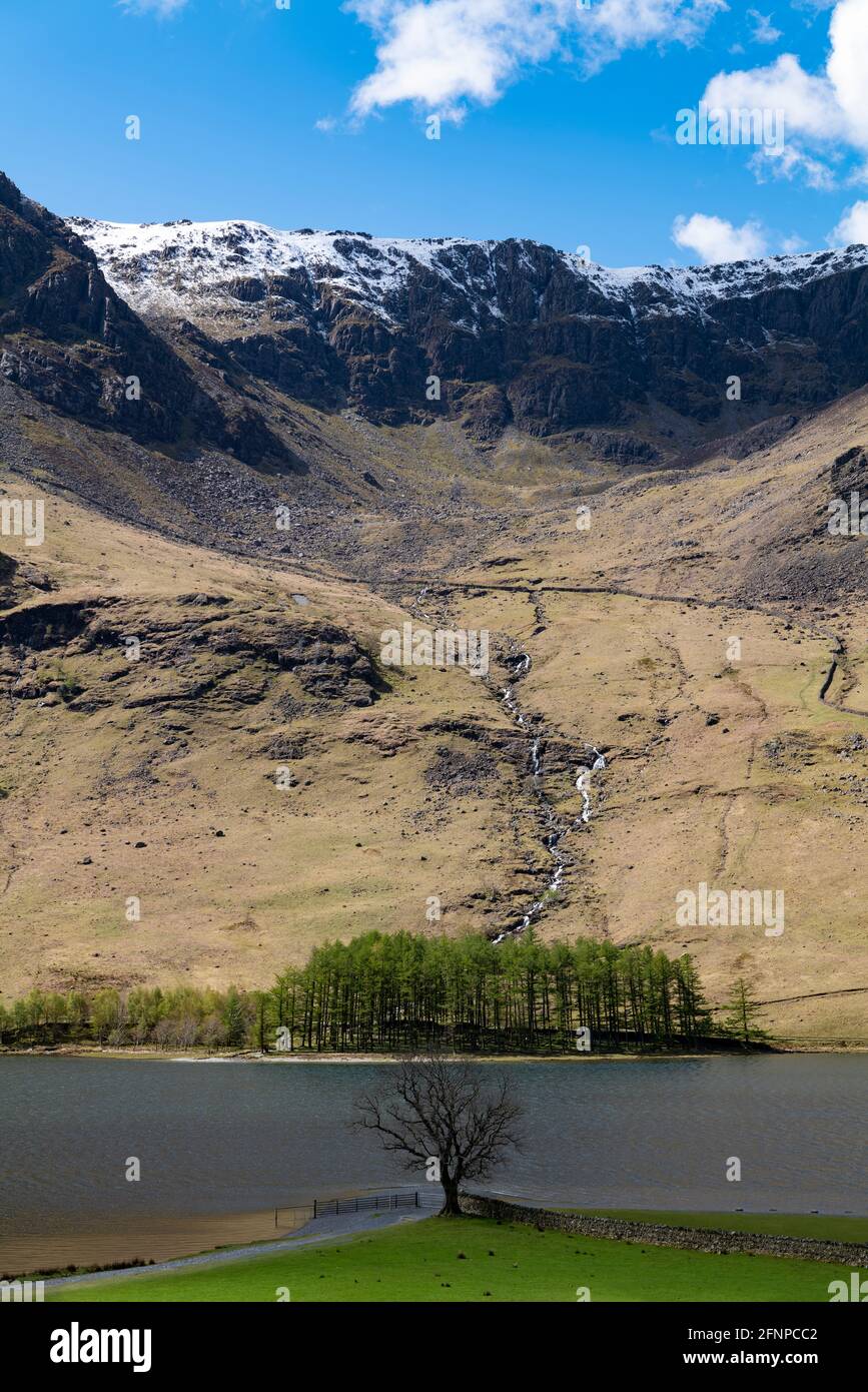 Vue depuis la route qui suit la rive de Buttermere, Lake District, Cumbria, Royaume-Uni. Banque D'Images