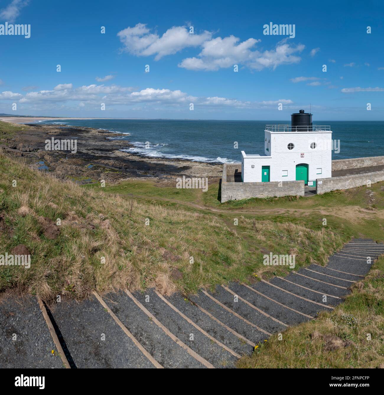 Bamburgh Lighthouse, également connu sous le nom de Black Rocks point Lighthouse, Northumberland, Royaume-Uni. Banque D'Images