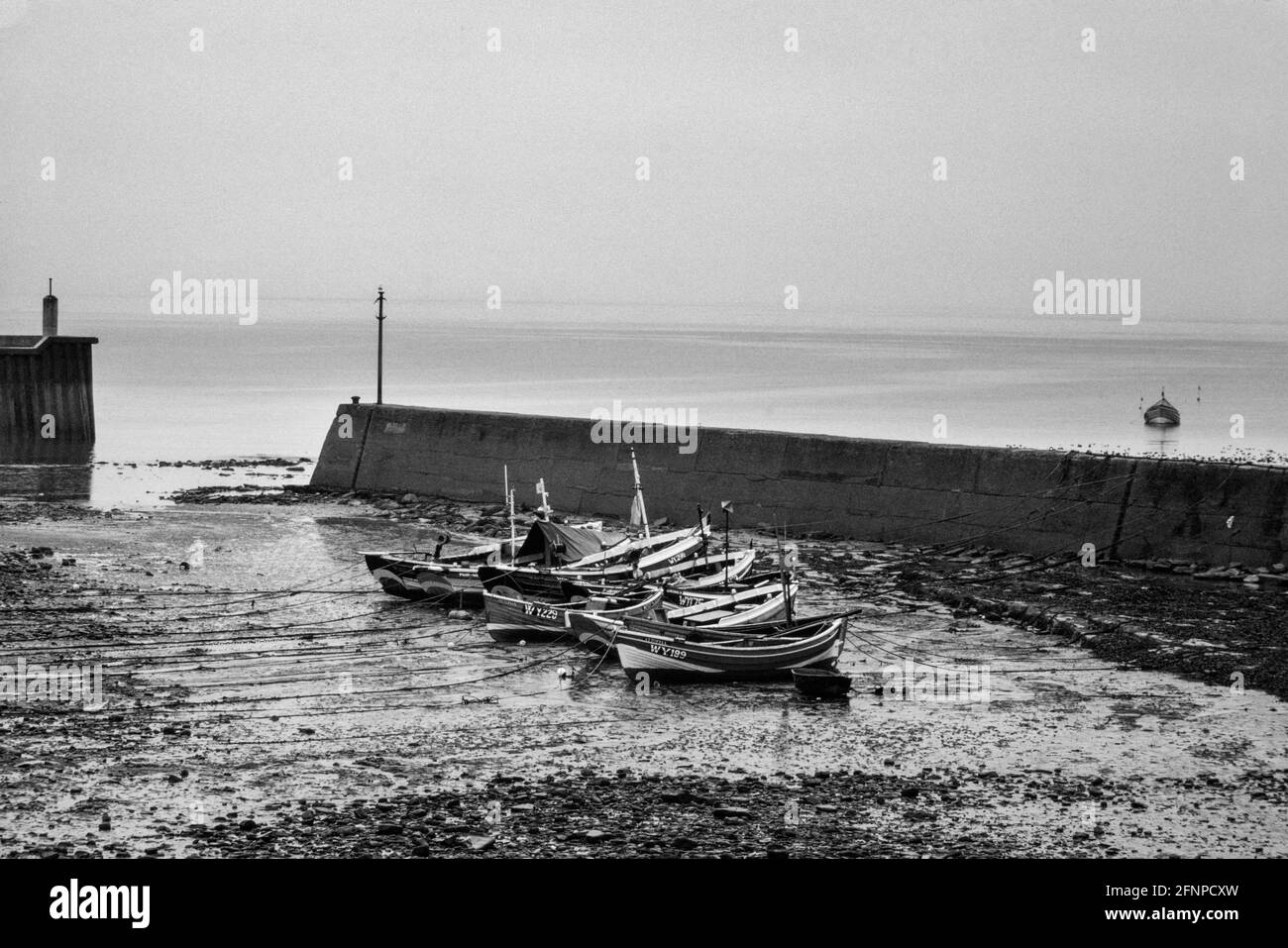 Port de Staithes avec bateaux de pêche traditionnelle à galets Yorkshire 1979 Banque D'Images