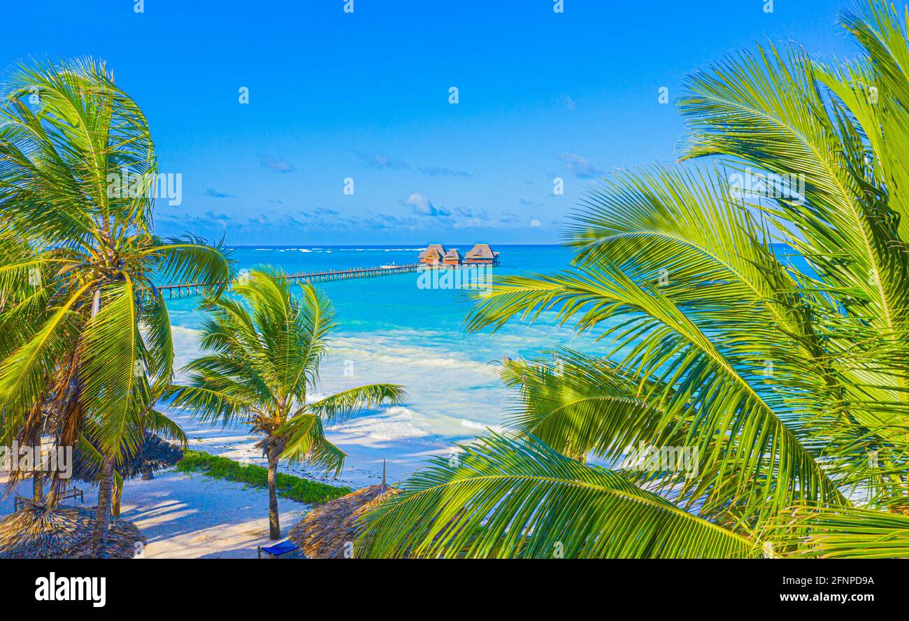 Plage avec beau littoral. Palmiers et mer des caraïbes. L'eau de ...