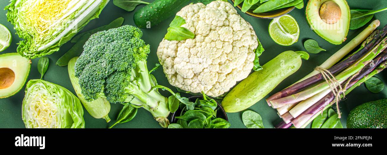 Alimentation saine alimentation de printemps. Assortiment de légumes frais crus biologiques verts - brocoli, chou-fleur, courgettes, concombres, asperges, épinards Banque D'Images
