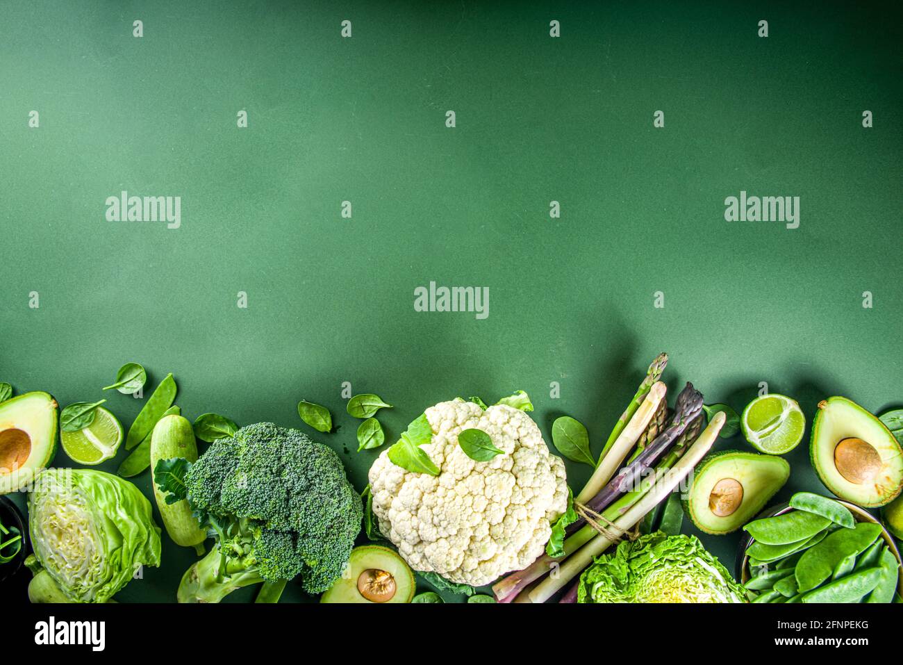 Alimentation saine alimentation de printemps. Assortiment de légumes frais crus biologiques verts - brocoli, chou-fleur, courgettes, concombres, asperges, épinards Banque D'Images