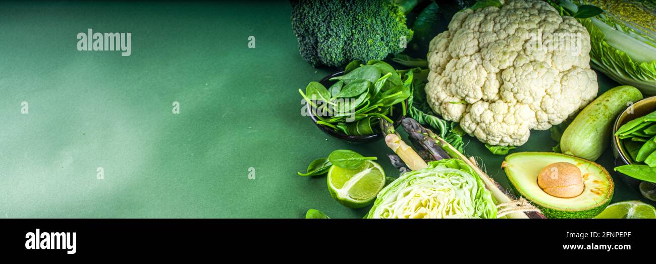 Alimentation saine alimentation de printemps. Assortiment de légumes frais crus biologiques verts - brocoli, chou-fleur, courgettes, concombres, asperges, épinards Banque D'Images