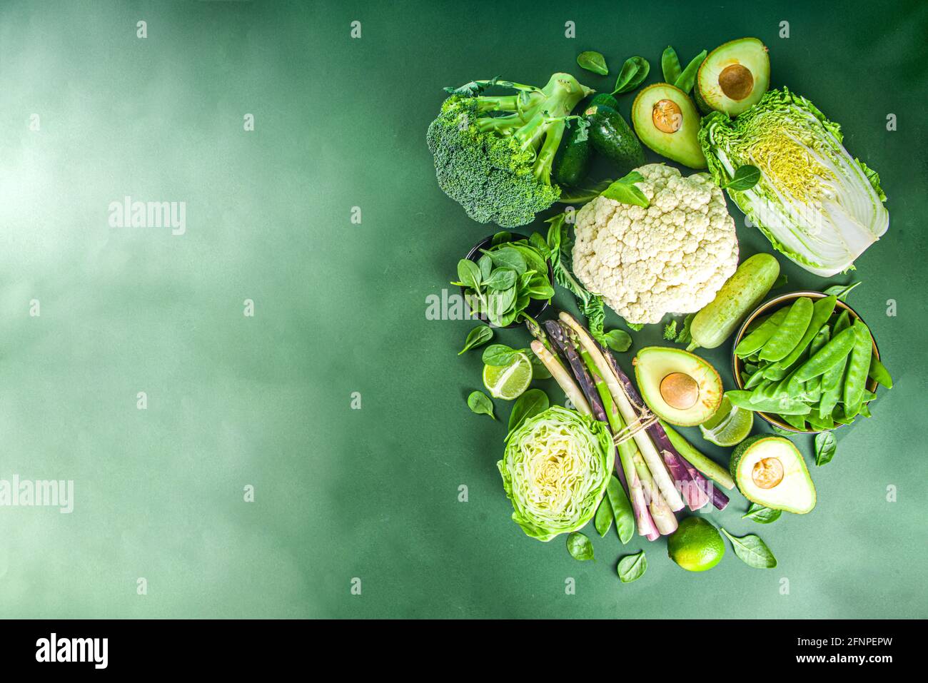 Alimentation saine alimentation de printemps. Assortiment de légumes frais crus biologiques verts - brocoli, chou-fleur, courgettes, concombres, asperges, épinards Banque D'Images