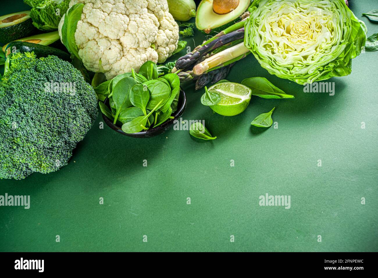Alimentation saine alimentation de printemps. Assortiment de légumes frais crus biologiques verts - brocoli, chou-fleur, courgettes, concombres, asperges, épinards Banque D'Images