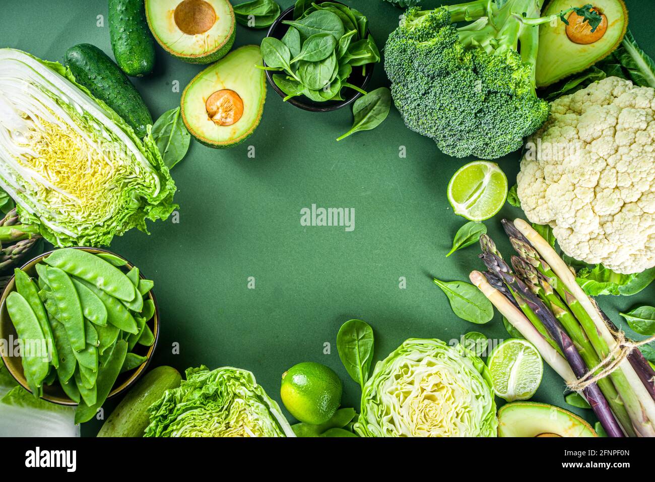 Alimentation saine alimentation de printemps. Assortiment de légumes frais crus biologiques verts - brocoli, chou-fleur, courgettes, concombres, asperges, épinards Banque D'Images
