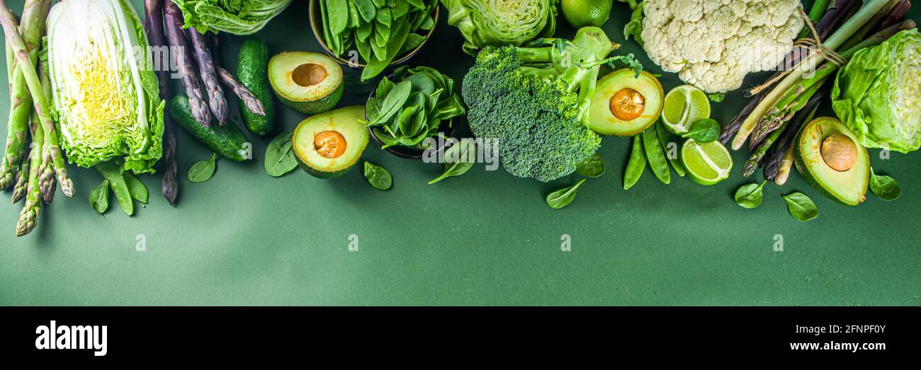 Alimentation saine alimentation de printemps. Assortiment de légumes frais crus biologiques verts - brocoli, chou-fleur, courgettes, concombres, asperges, épinards Banque D'Images