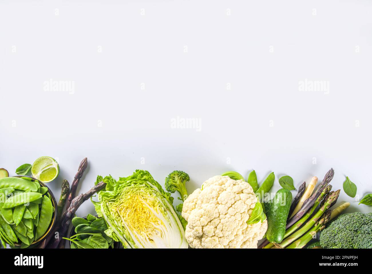 Alimentation saine alimentation de printemps. Assortiment de légumes frais crus biologiques verts - brocoli, chou-fleur, courgettes, concombres, asperges, épinards Banque D'Images