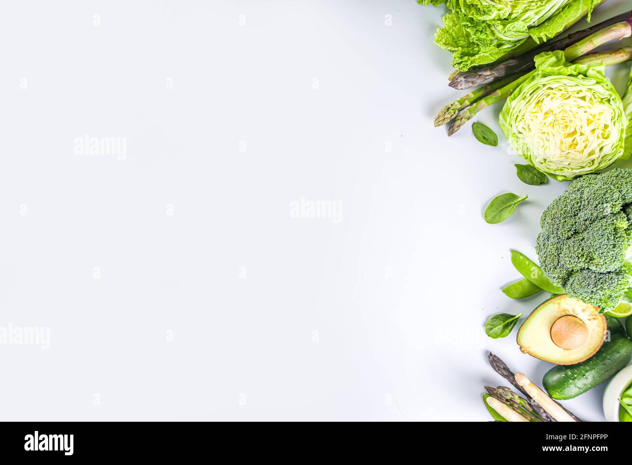 Alimentation saine alimentation de printemps. Assortiment de légumes frais crus biologiques verts - brocoli, chou-fleur, courgettes, concombres, asperges, épinards Banque D'Images