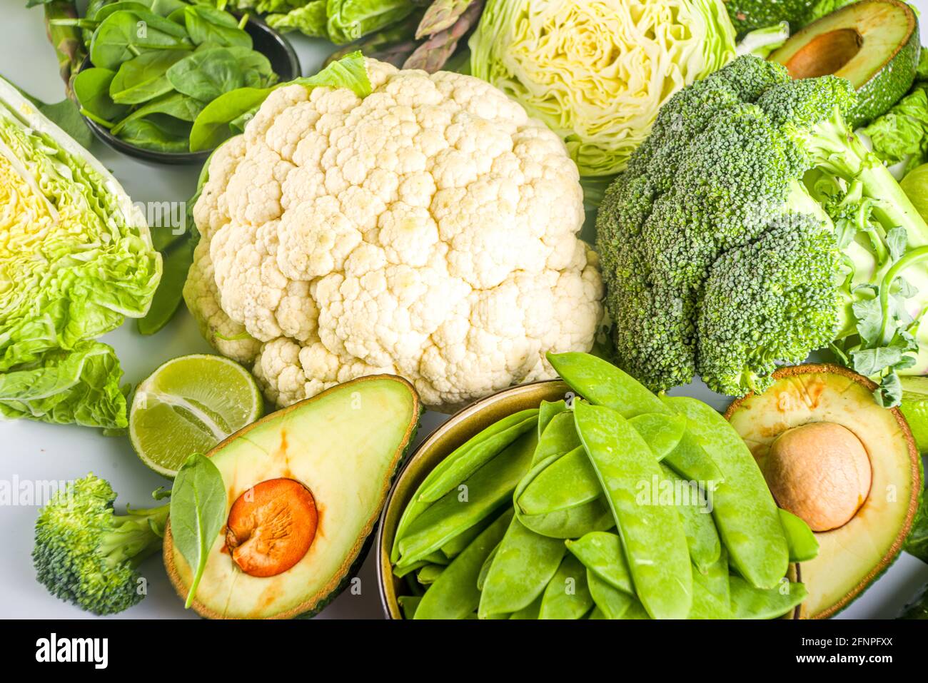 Alimentation saine alimentation de printemps. Assortiment de légumes frais crus biologiques verts - brocoli, chou-fleur, courgettes, concombres, asperges, épinards Banque D'Images