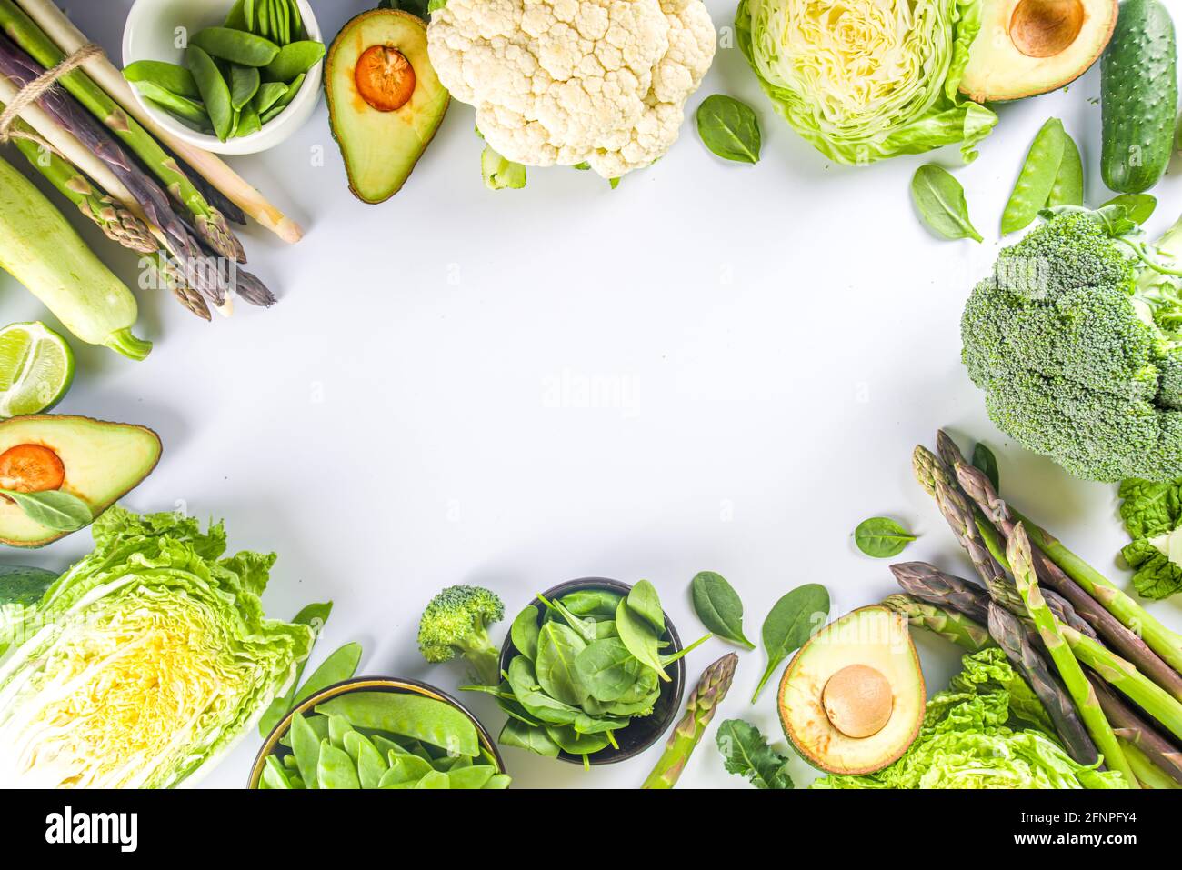 Alimentation saine alimentation de printemps. Assortiment de légumes frais crus biologiques verts - brocoli, chou-fleur, courgettes, concombres, asperges, épinards Banque D'Images