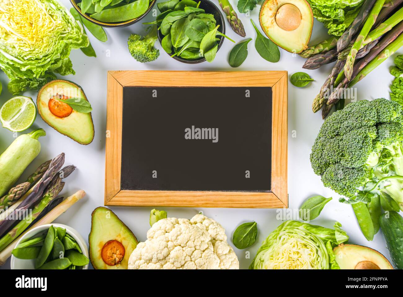 Alimentation saine alimentation de printemps. Assortiment de légumes frais crus biologiques verts - brocoli, chou-fleur, courgettes, concombres, asperges, épinards Banque D'Images