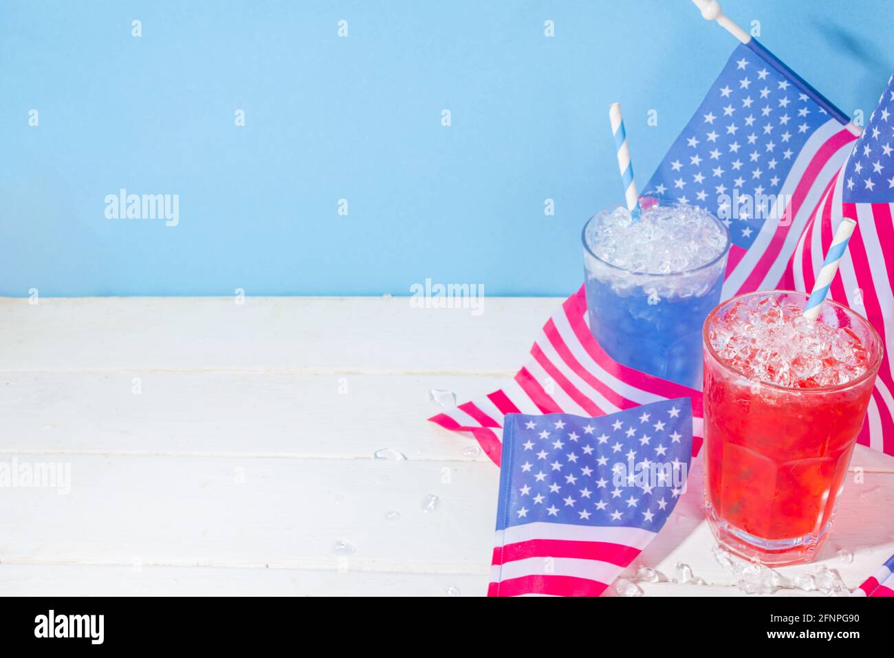 Boissons pour la fête de l'indépendance américaine. Drapeau des États-Unis, couleur rouge et bleu, espace réservé aux cocktails glacés Banque D'Images
