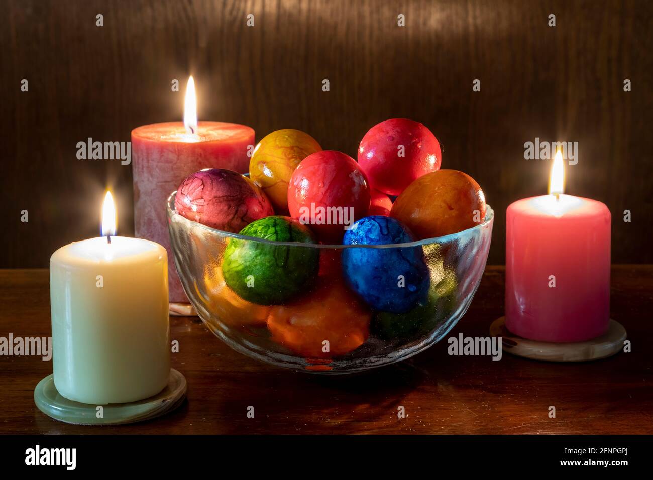 Œufs et bougies de Pâques peints, multicolores, vintage, sur une table en bois Banque D'Images