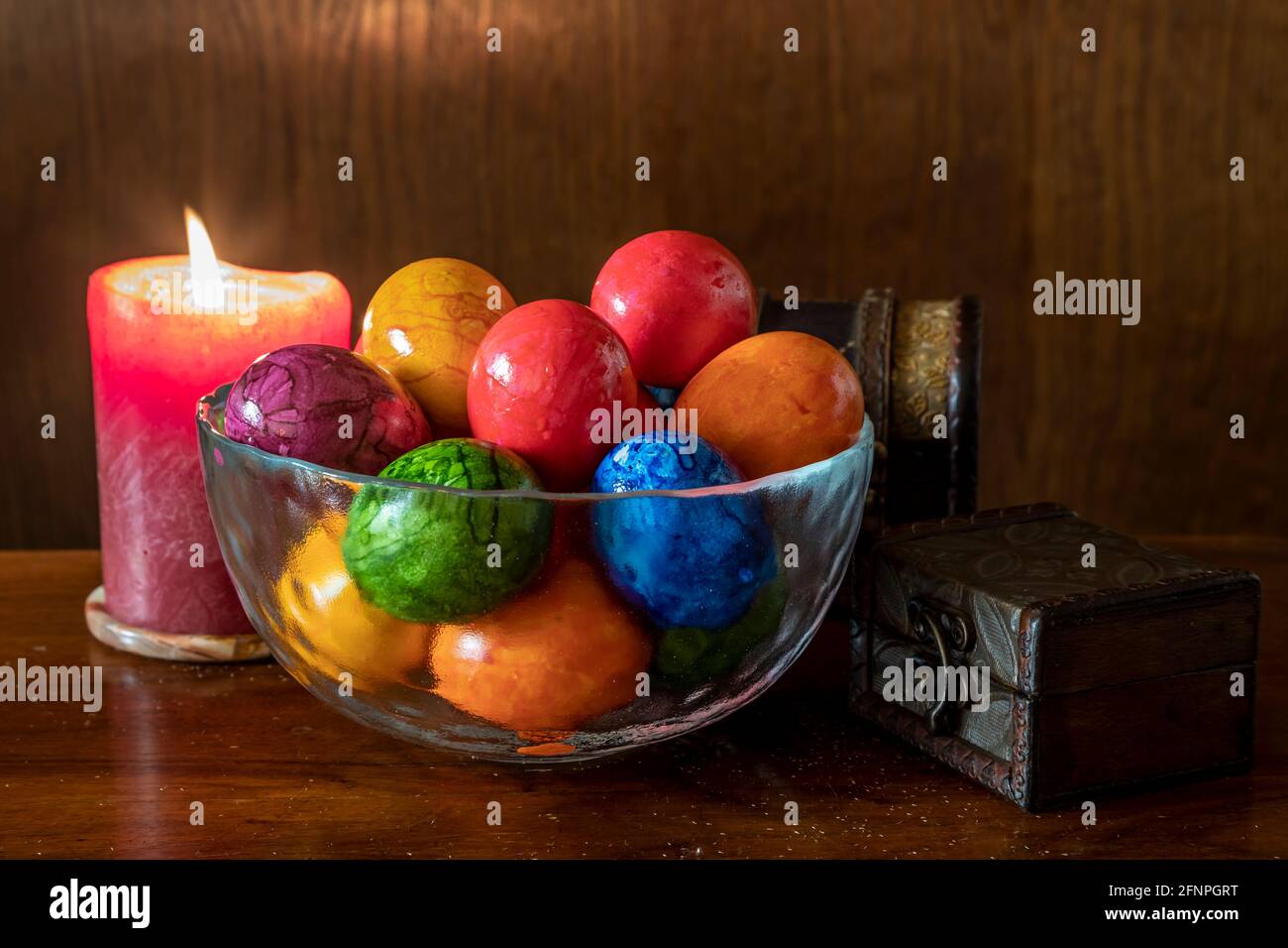 Œufs et bougies de Pâques peints, multicolores, vintage, sur une table en bois Banque D'Images