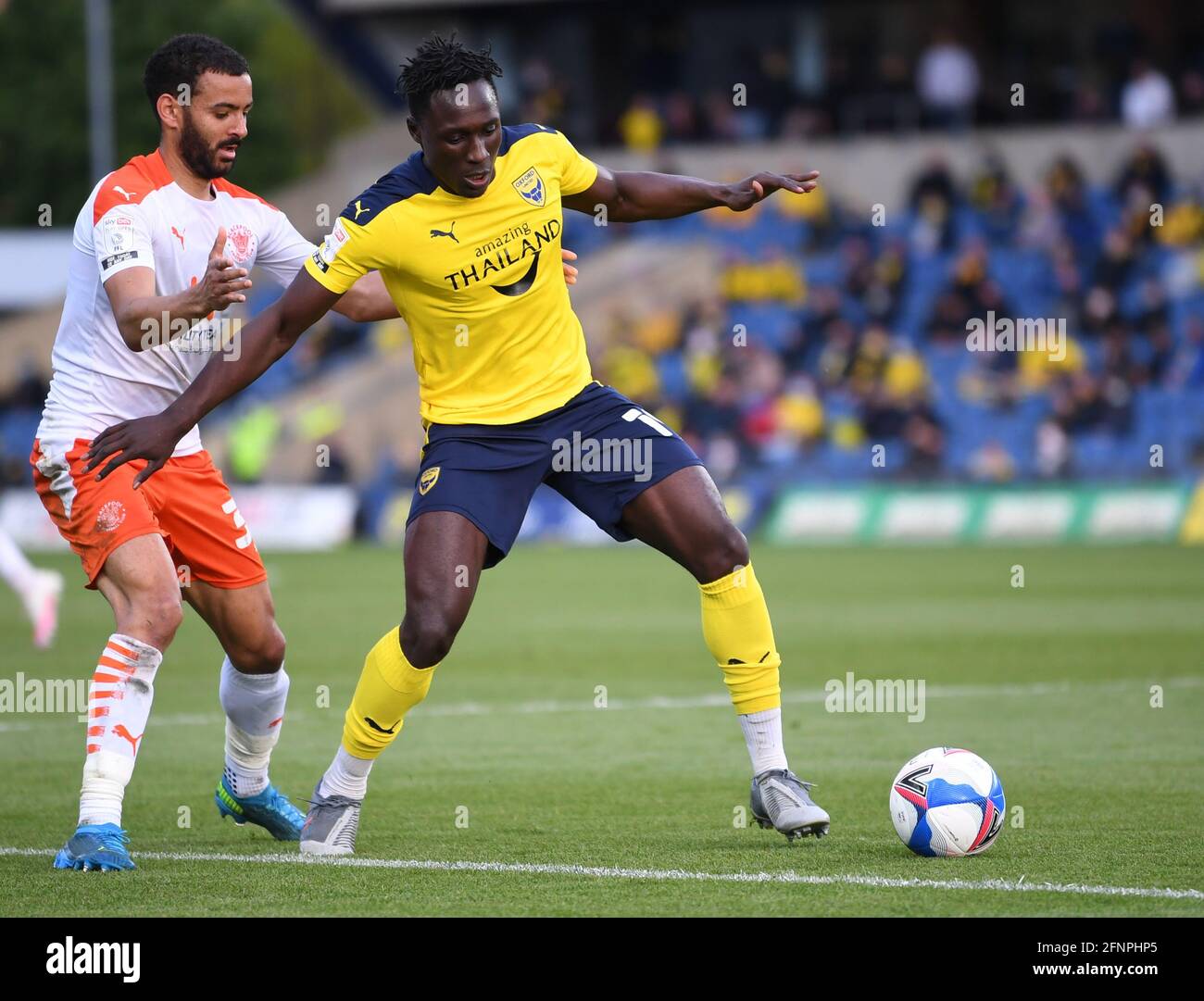 Kassam Stadium, Oxford, Oxfordshire, Royaume-Uni. 18 mai 2021. Football League One, Playoff; Oxford United versus Blackpool; Daniel Agyei d'Oxford United détient Kevin Stewart de Blackpool Credit: Action plus Sports/Alay Live News Banque D'Images