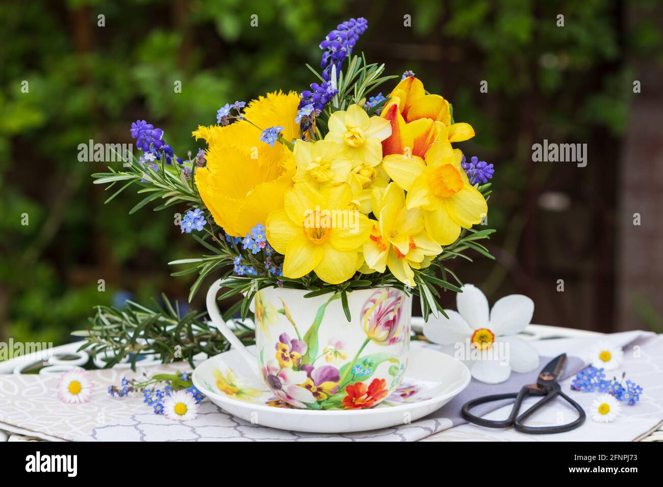 bouquet de narcisses jaunes et tulipes en coupe avec fleurs ornement Banque D'Images