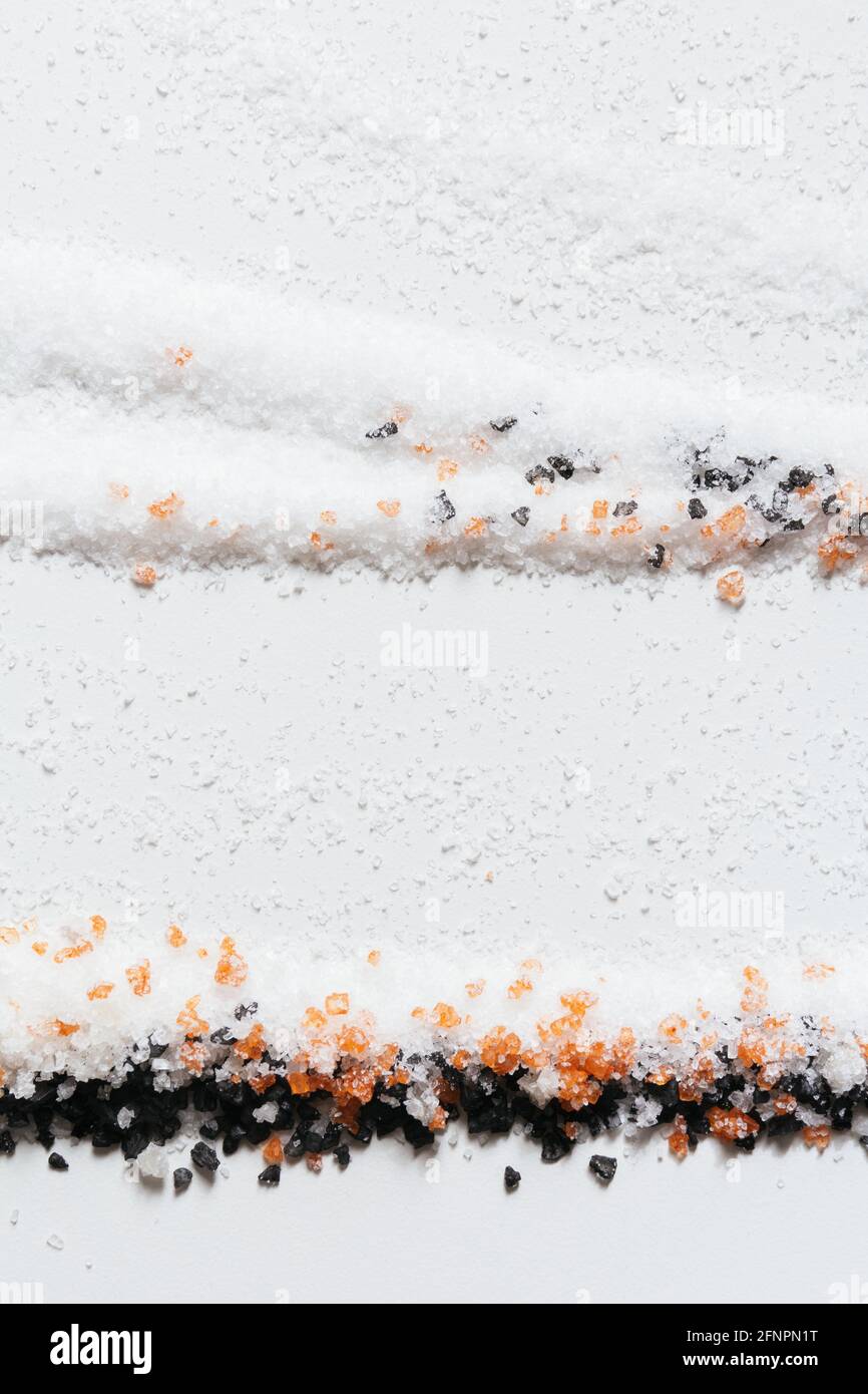 Fond en cristal de sel, sel de mer gris, sels de mer rouges et noirs hawaïens Banque D'Images