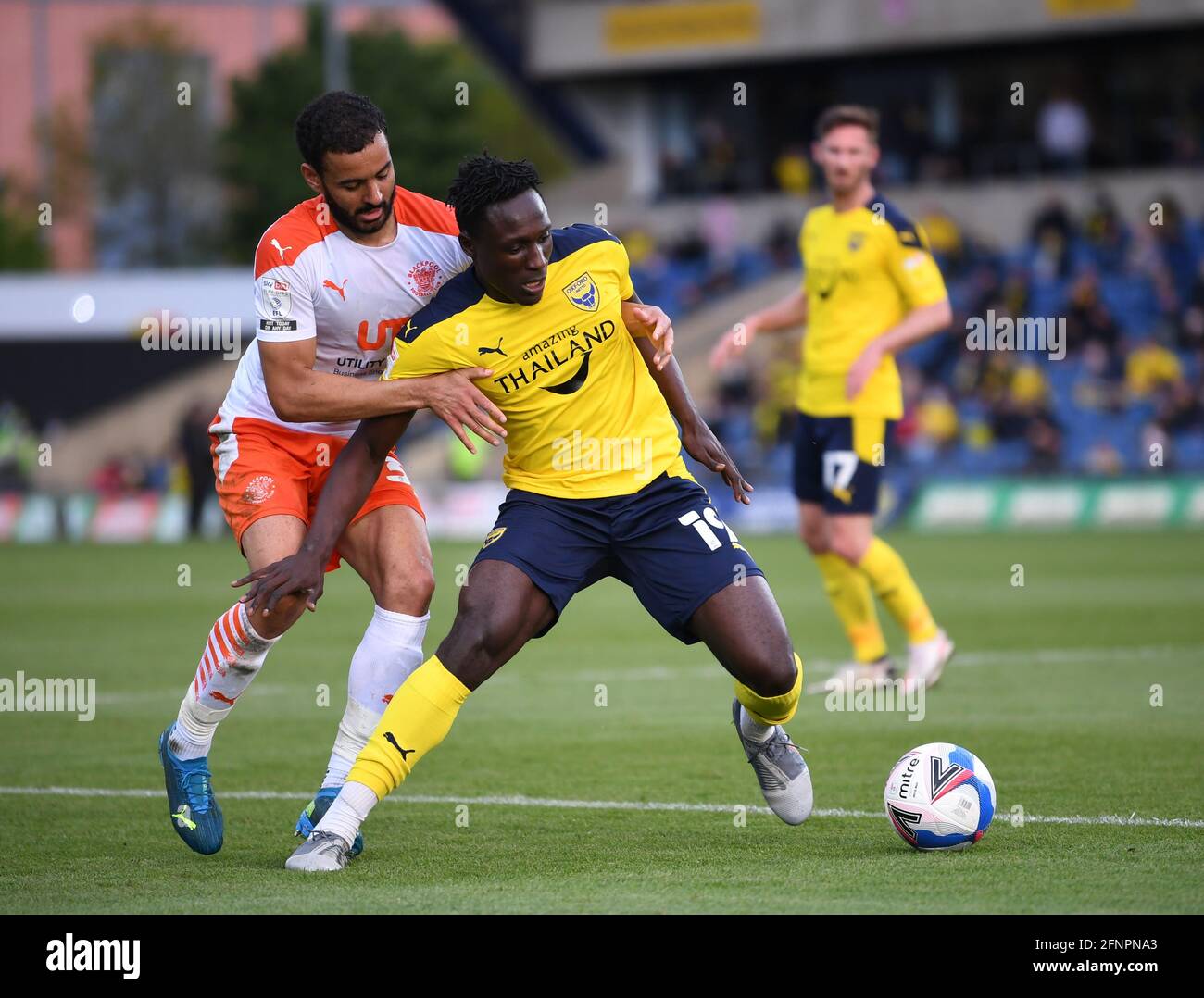 Kassam Stadium, Oxford, Oxfordshire, Royaume-Uni. 18 mai 2021. Football League One, Playoff; Oxford United versus Blackpool; Daniel Agyei d'Oxford United détient Kevin Stewart de Blackpool Credit: Action plus Sports/Alay Live News Banque D'Images