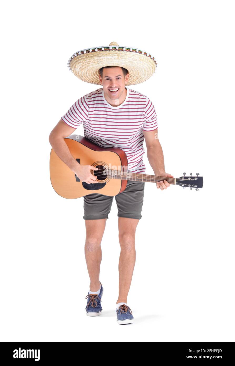 Beau homme en chapeau sombrero jouant de la guitare sur fond blanc Banque D'Images