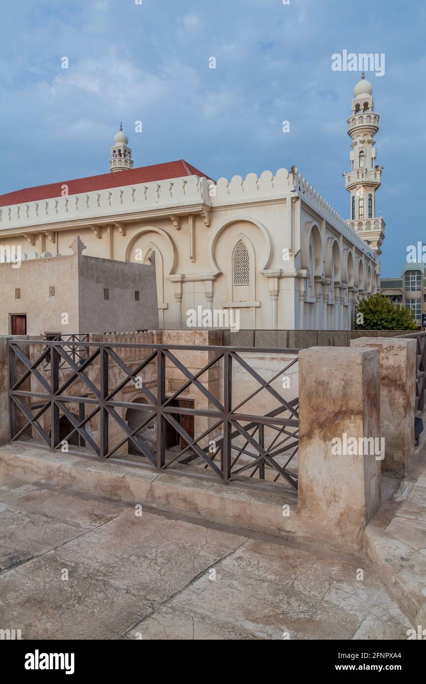 Mosquée vue de la maison Shaikh ISA Bin Ali Al Khalifa à Muharraq, Bahreïn Banque D'Images