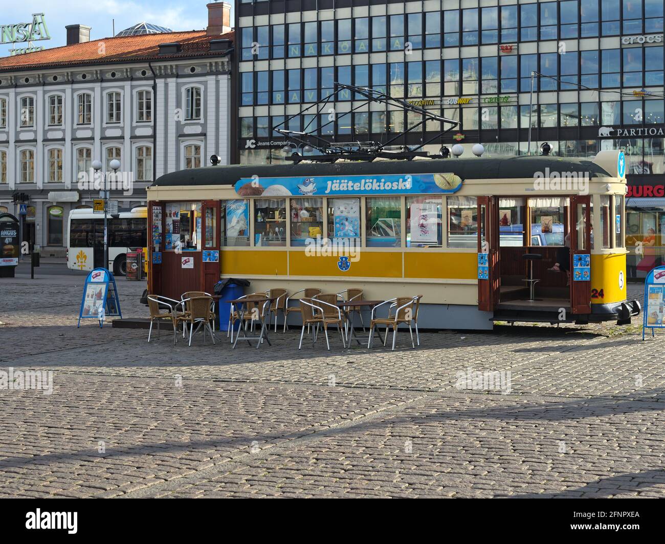 Un tramway s'est transformé en un café et un kiosque à glaces devant le Hansakortteli, sur la place du marché Turku, en Finlande Banque D'Images