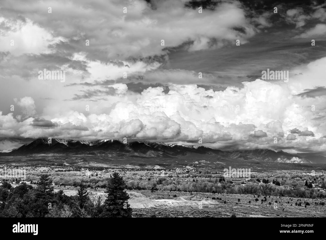 Vue en noir et blanc au printemps des nuages de tempête sur Collegiate Peaks ; montagnes Rocheuses ; Colorado central ; États-Unis Banque D'Images