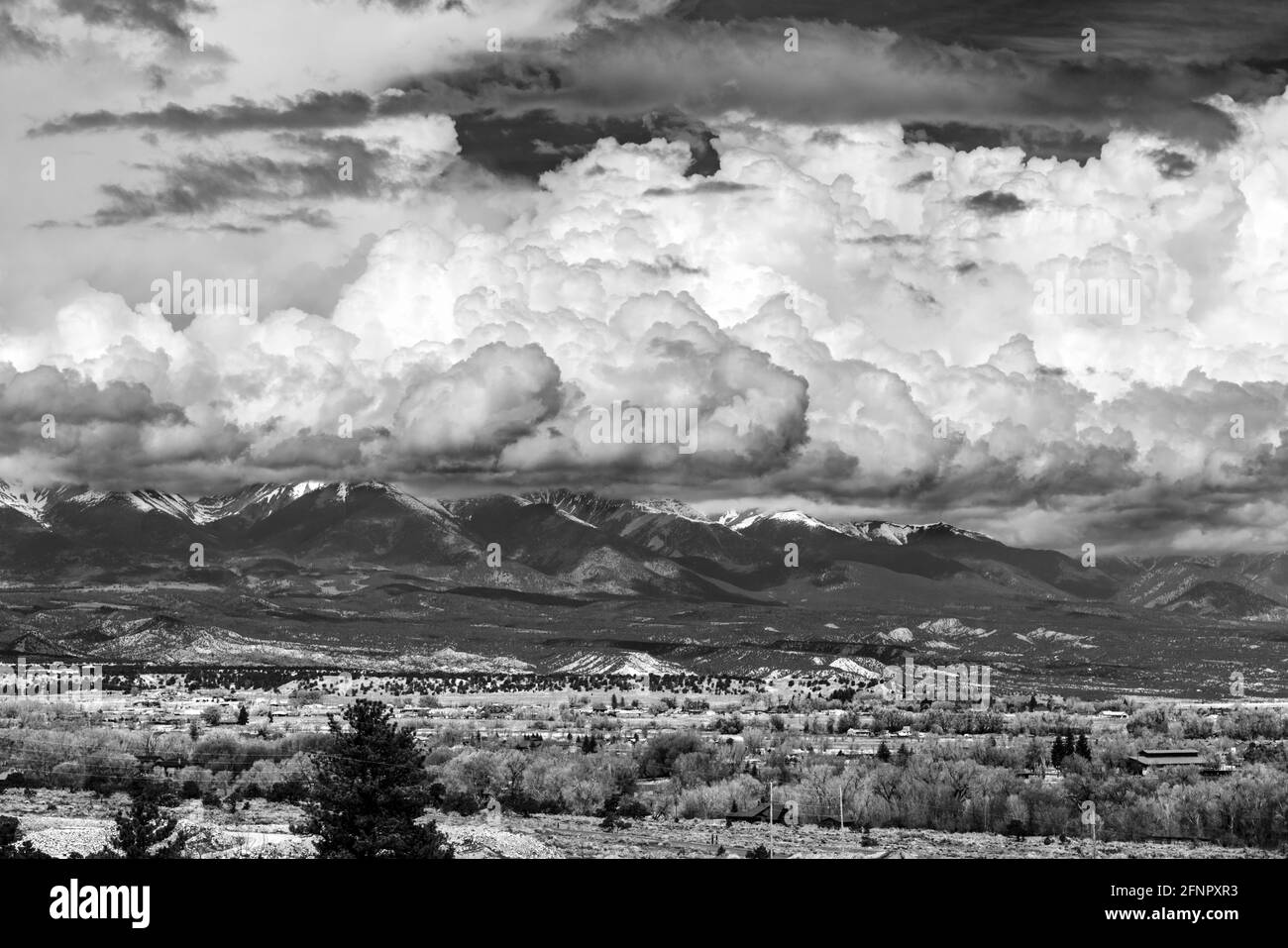 Vue en noir et blanc au printemps des nuages de tempête sur Collegiate Peaks ; montagnes Rocheuses ; Colorado central ; États-Unis Banque D'Images