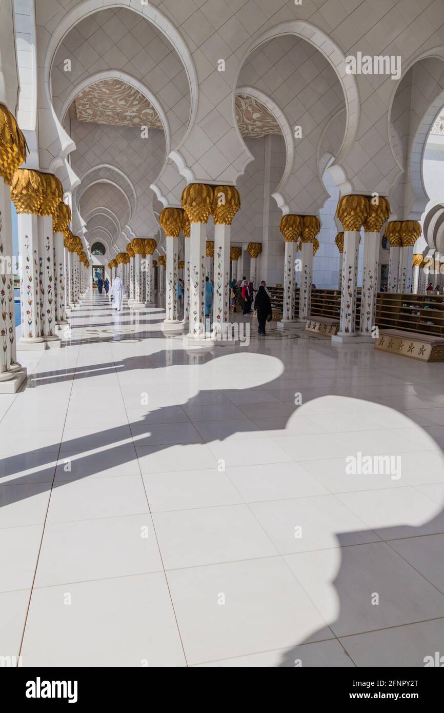 ABU DHABI, Émirats Arabes Unis - 9 MARS 2017 : les gens visitent la Grande Mosquée Sheikh Zayed à Abu Dhabi Banque D'Images