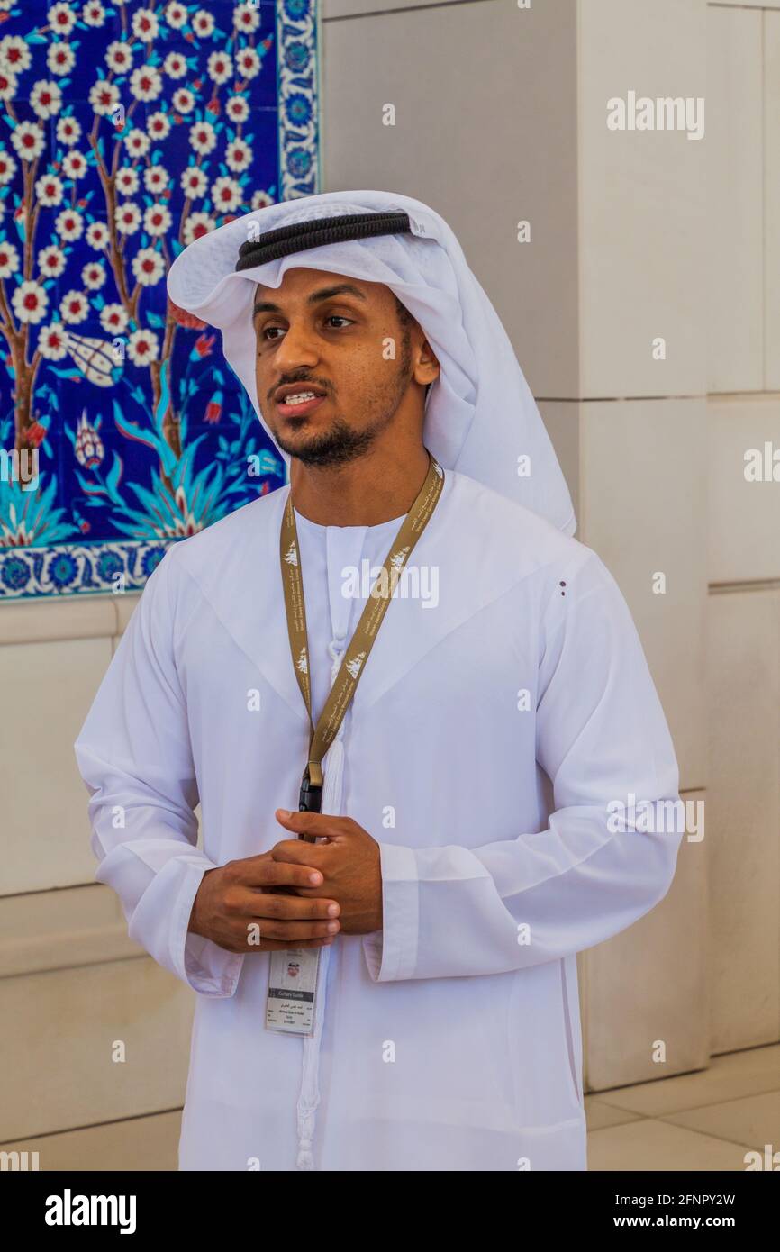 ABU DHABI, Émirats Arabes Unis - 9 MARS 2017 : guide local dans la Grande Mosquée Sheikh Zayed à Abu Dhabi Banque D'Images