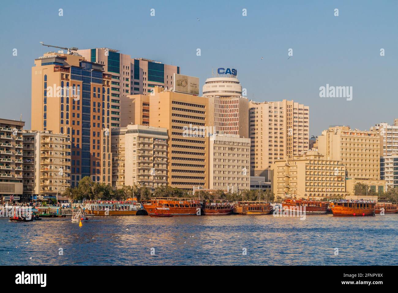 DUBAÏ, Émirats Arabes Unis - 10 MARS 2017 : vue sur le quartier de Deira au-dessus de la crique, Dubaï, Émirats arabes Unis Banque D'Images