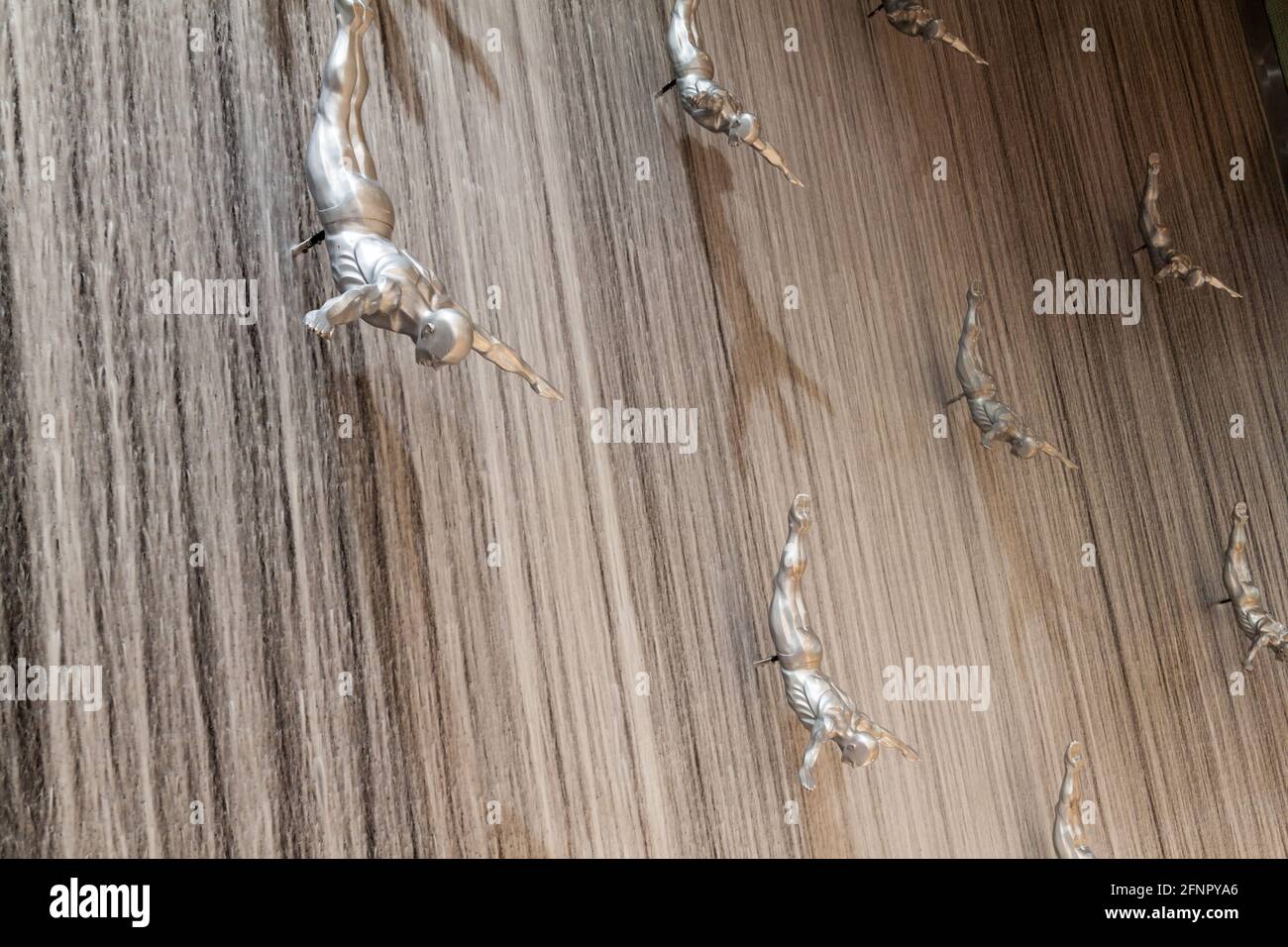DUBAI, Émirats Arabes Unis - 10 MARS 2017 : chute d'eau humaine dans le centre commercial de Dubaï, l'un des plus grands centres commerciaux du monde. Banque D'Images