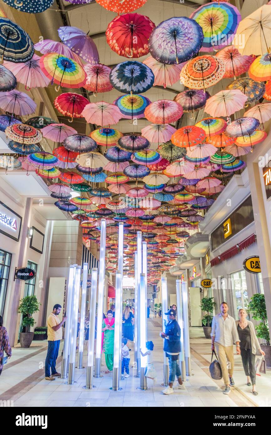 DUBAÏ, Émirats Arabes Unis - 10 MARS 2017 : intérieur du centre commercial de Dubaï, l'un des plus grands centres commerciaux du monde. Banque D'Images