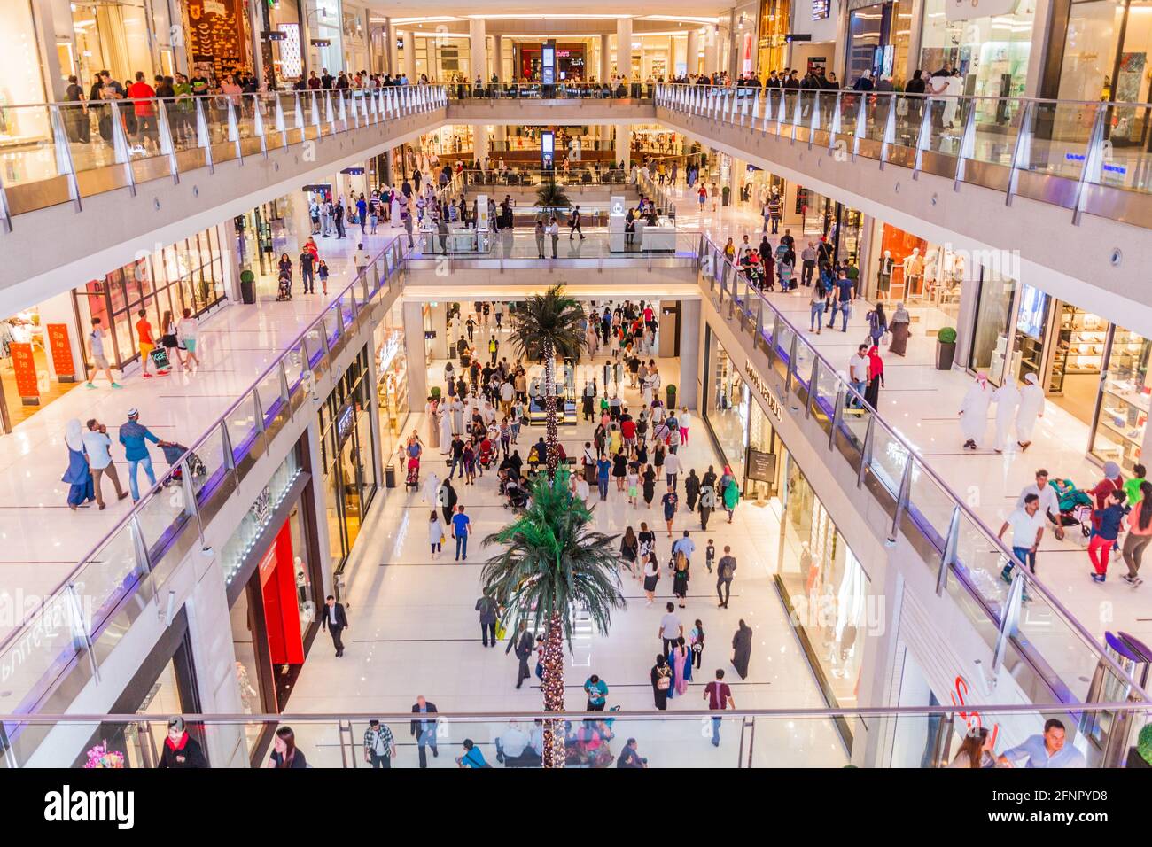 DUBAÏ, Émirats Arabes Unis - 10 MARS 2017 : intérieur du centre commercial de Dubaï, l'un des plus grands centres commerciaux du monde. Banque D'Images