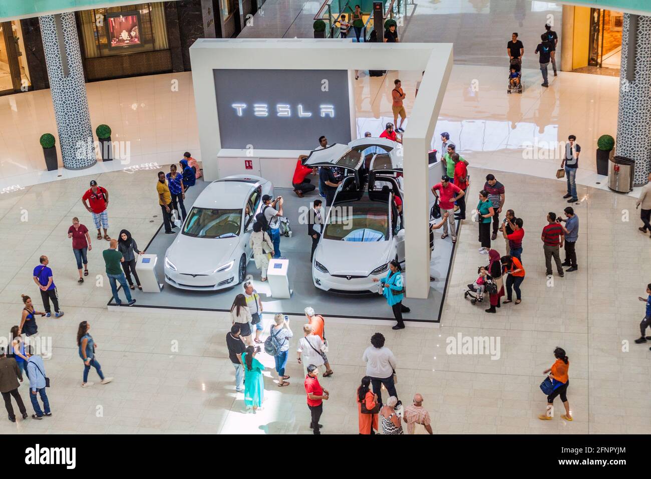 DUBAÏ, Émirats Arabes Unis - 12 MARS 2017 : deux voitures Tesla exposées dans le centre commercial de Dubaï, l'un des plus grands centres commerciaux du monde. Banque D'Images