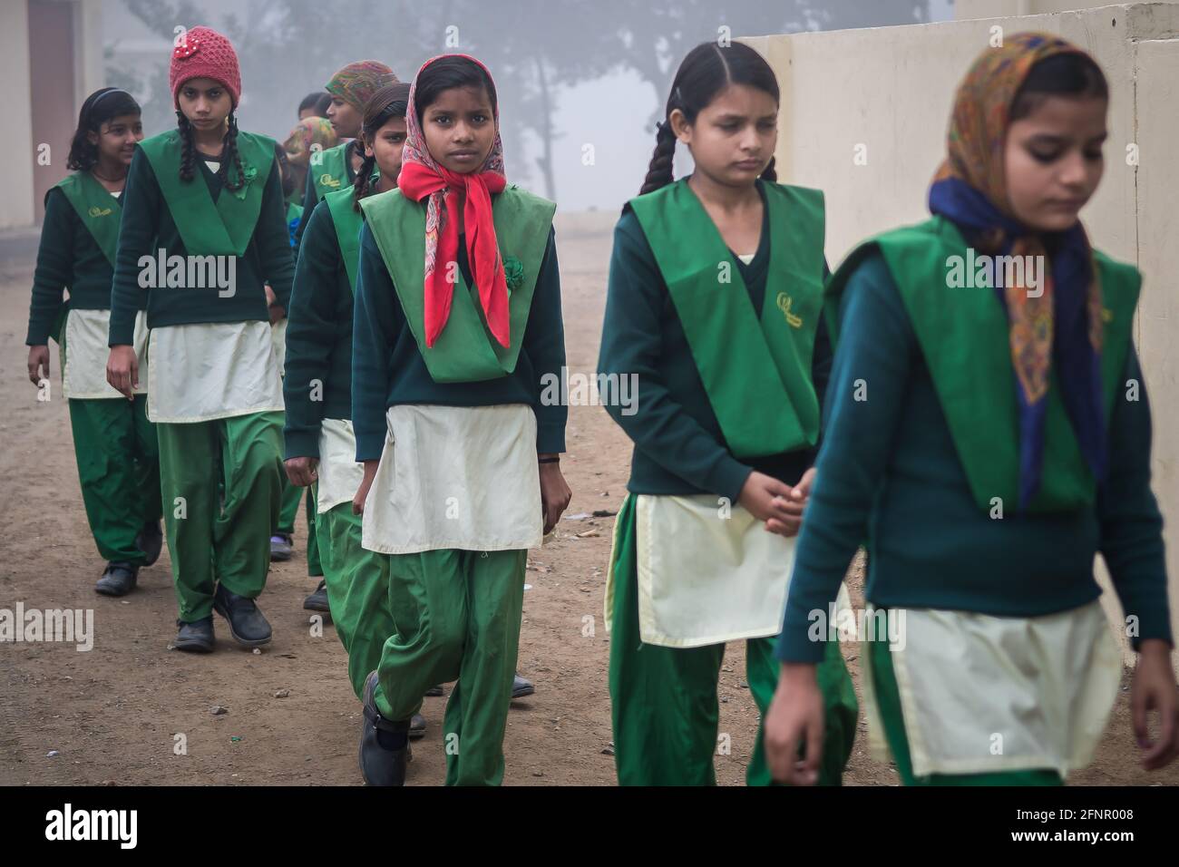 Uttar Pradesh, Inde. 05-11-2019. Un groupe de jeunes adolescentes indiennes retournent dans leurs salles de classe après avoir fait une pause à l'école. Banque D'Images