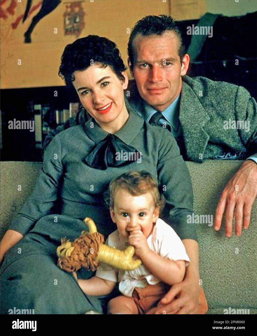 CHARLTON HESTON (1923-2008) acteur de cinéma américain avec sa femme Lydia Clarke et leur fils Fraser vers 1957 Banque D'Images