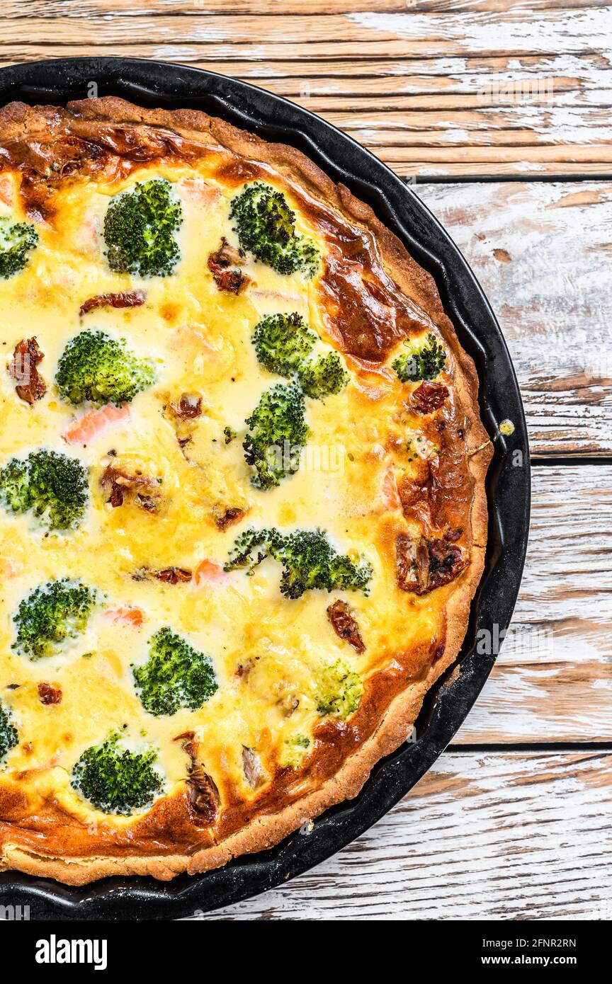 Tarte A La Quiche Avec Saumon Fume Brocoli Et Epinards Fond En Bois Blanc Vue De Dessus Photo Stock Alamy