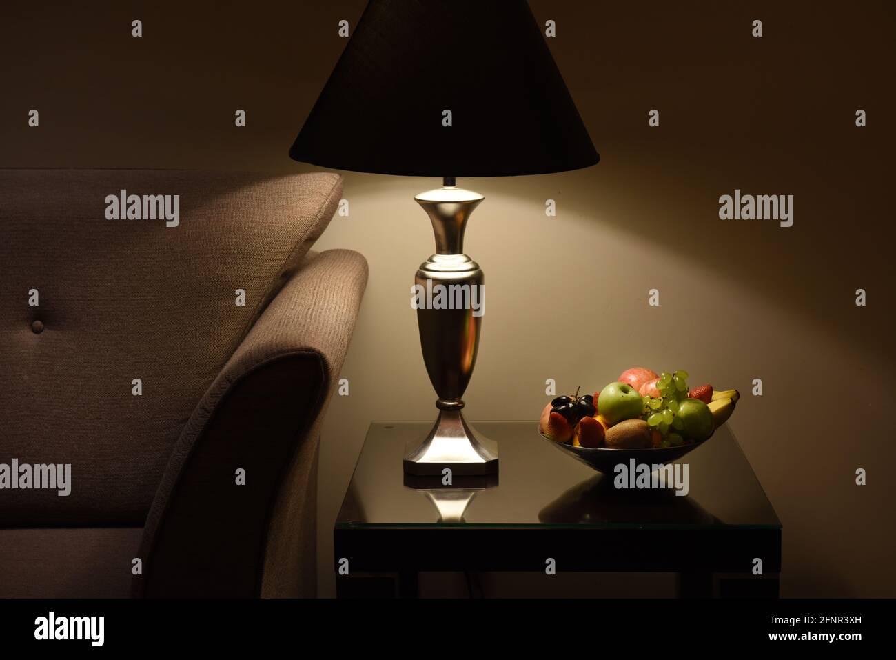 Lampe d'hôtel avec assiette de fruits Banque D'Images