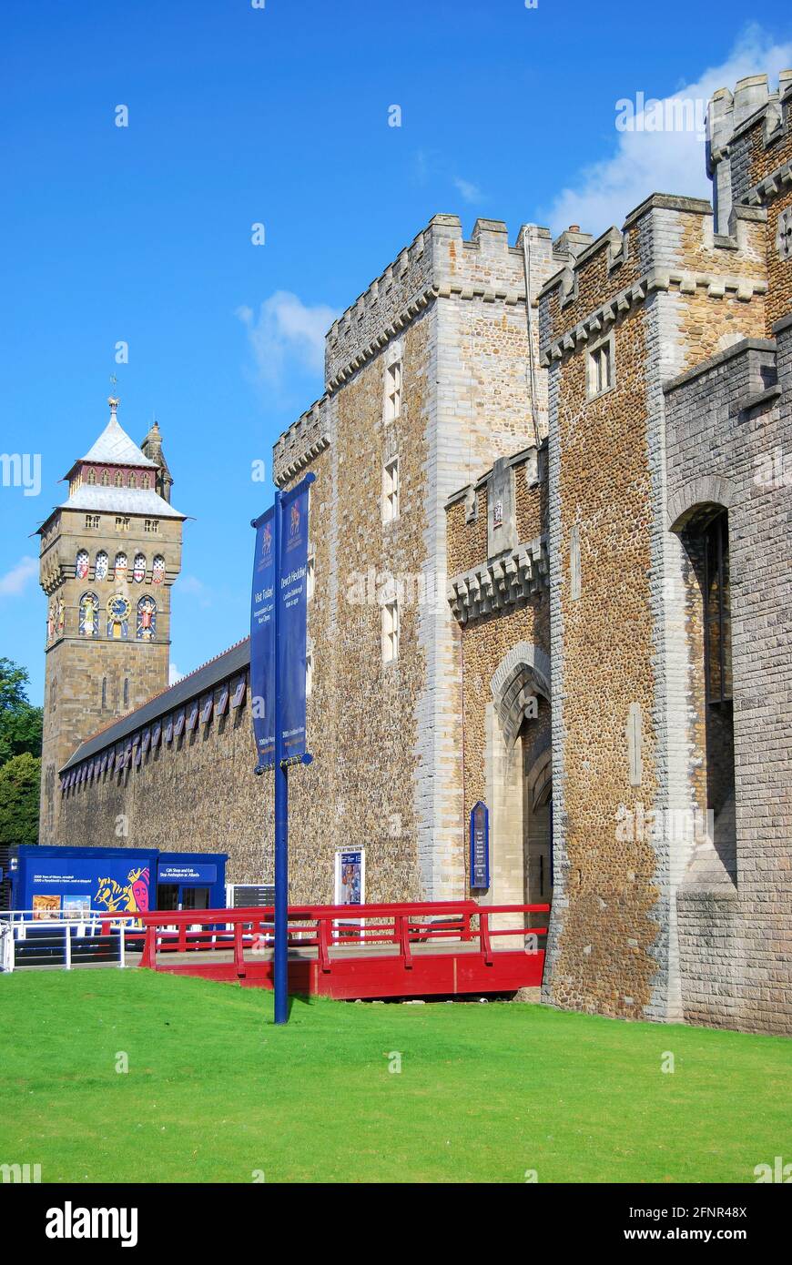 Murs du château et tour de l'horloge, le château de Cardiff, Cardiff, Pays de Galles, Royaume-Uni Banque D'Images