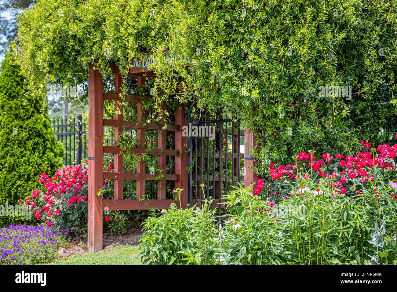 Entrée d'Arbor dans un jardin communautaire à Snellville (Metro Atlanta), Géorgie. (ÉTATS-UNIS) Banque D'Images