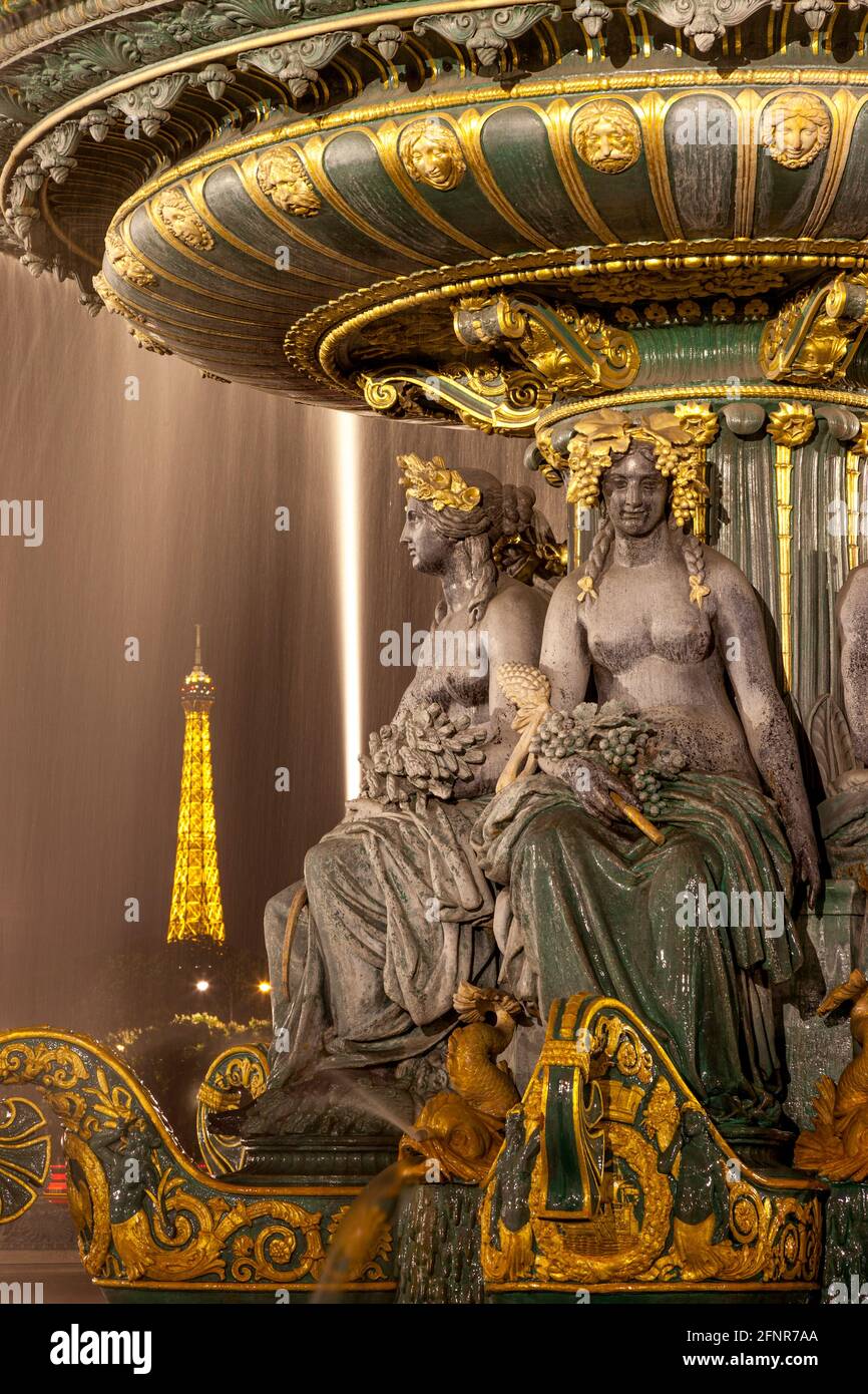 Fontaine des fleurs - Fontaine des fleuves sur la place de la Concorde avec la Tour Eiffel au-delà, Paris, France Banque D'Images