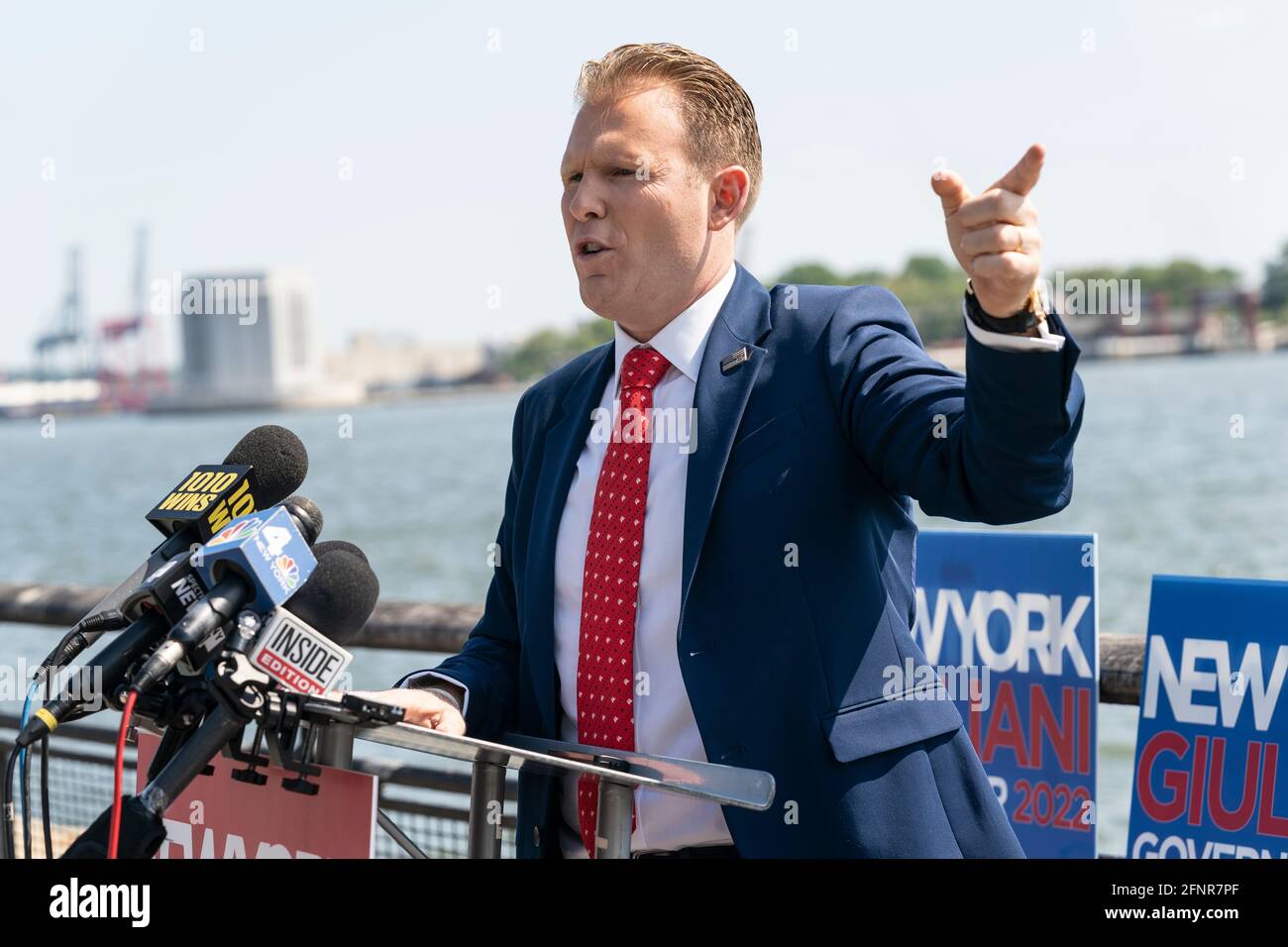 New York, NY - 18 mai 2021 : Andrew Giuliani, fils de l'ancien maire de New York, a officiellement rejoint la course de 2022 pour le gouverneur de New York à Battery Park avec la Statue de la liberté en arrière-plan. Banque D'Images