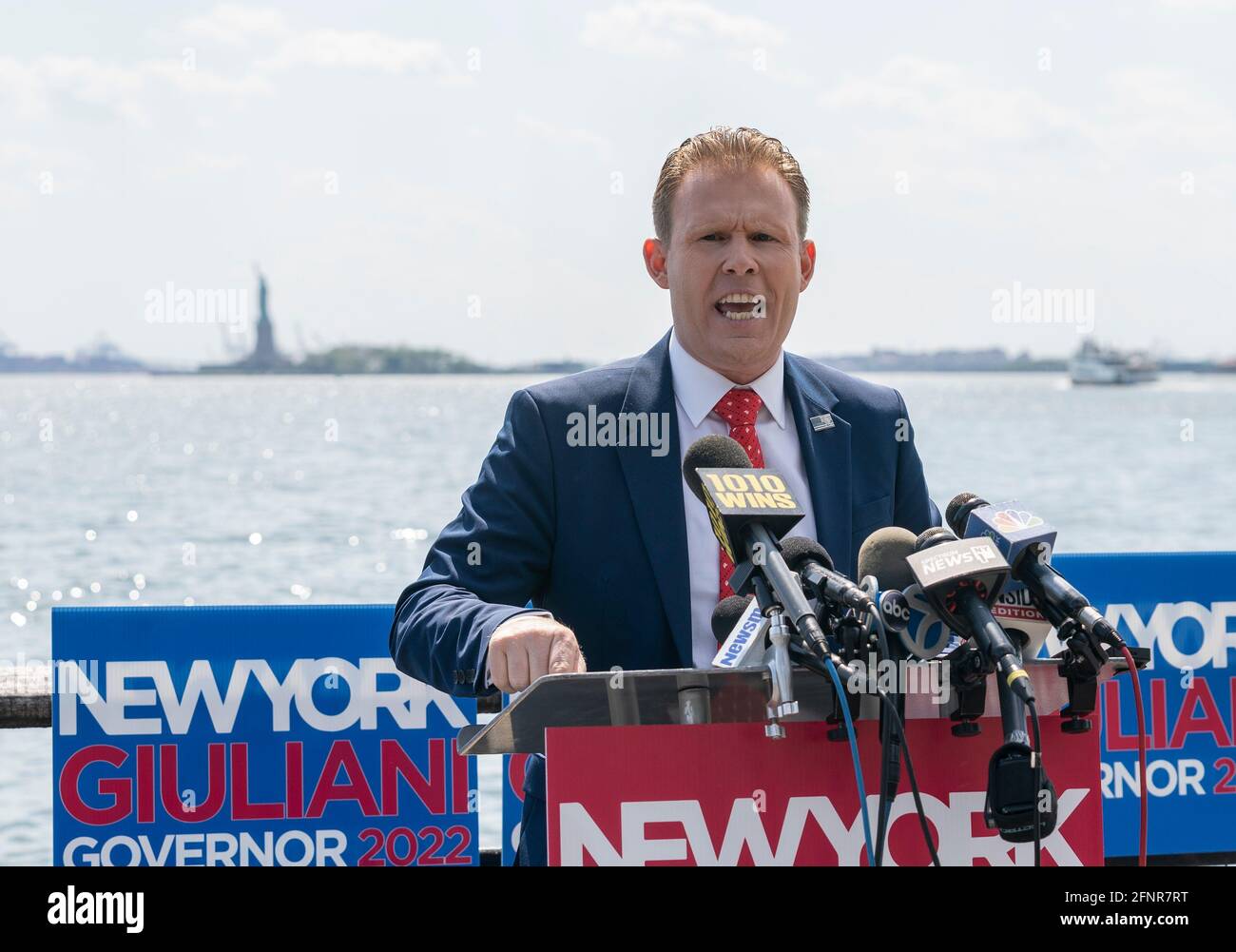 New York, États-Unis. 18 mai 2021. Andrew Giuliani, fils de l'ancien maire de New York, a officiellement rejoint la course du gouverneur de New York en 2022 le 18 mai 2021 à Battery Park avec la Statue de la liberté en arrière-plan. (Photo de Lev Radin/Sipa USA) crédit: SIPA USA/Alay Live News Banque D'Images