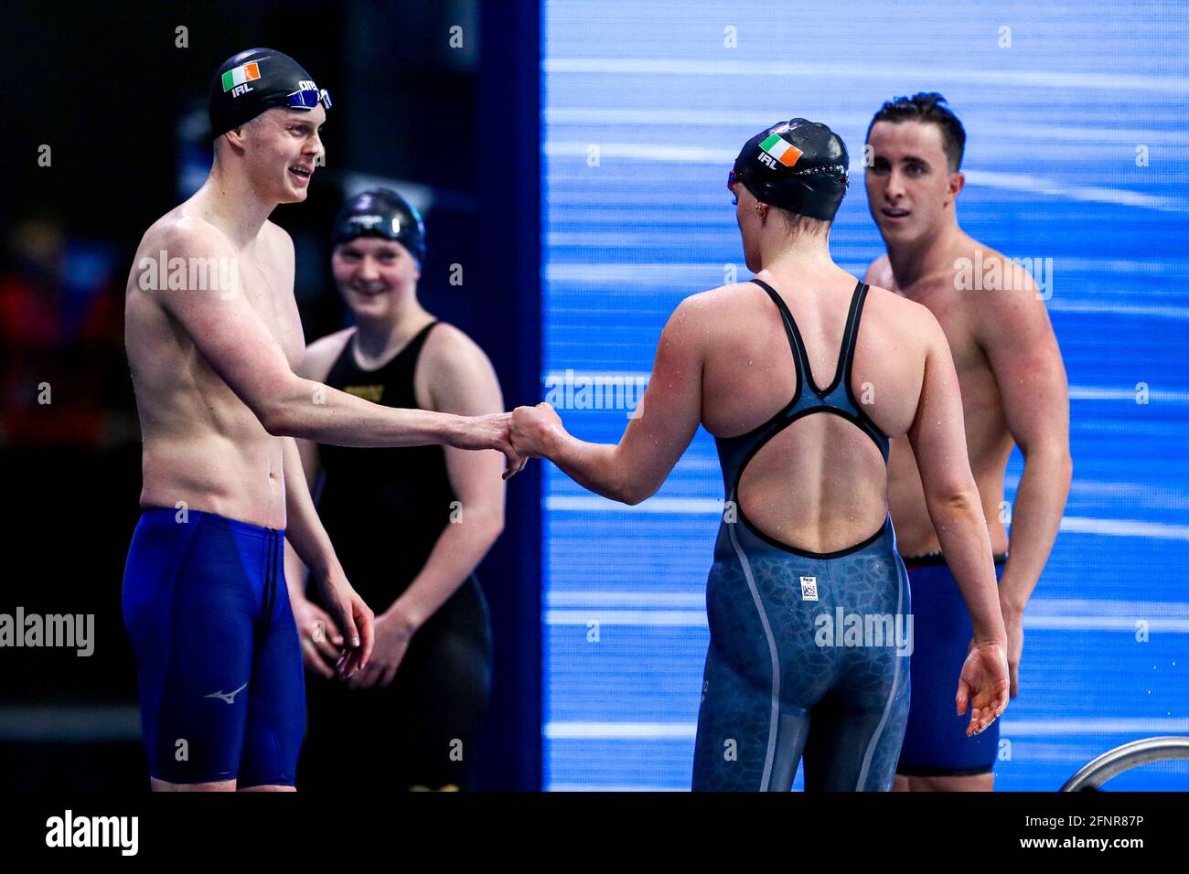 BUDAPEST, HONGRIE - MAI 18 : Brendan Hyland d'Irlande, Victoria Catterson d'Irlande en compétition au Freestyle préliminaire mixte 4 x 200 m lors des championnats européens LEN de natation à Duna Arena le 18 mai 2021 à Budapest, Hongrie (photo de Marcel ter Bals/Orange Pictures) Banque D'Images