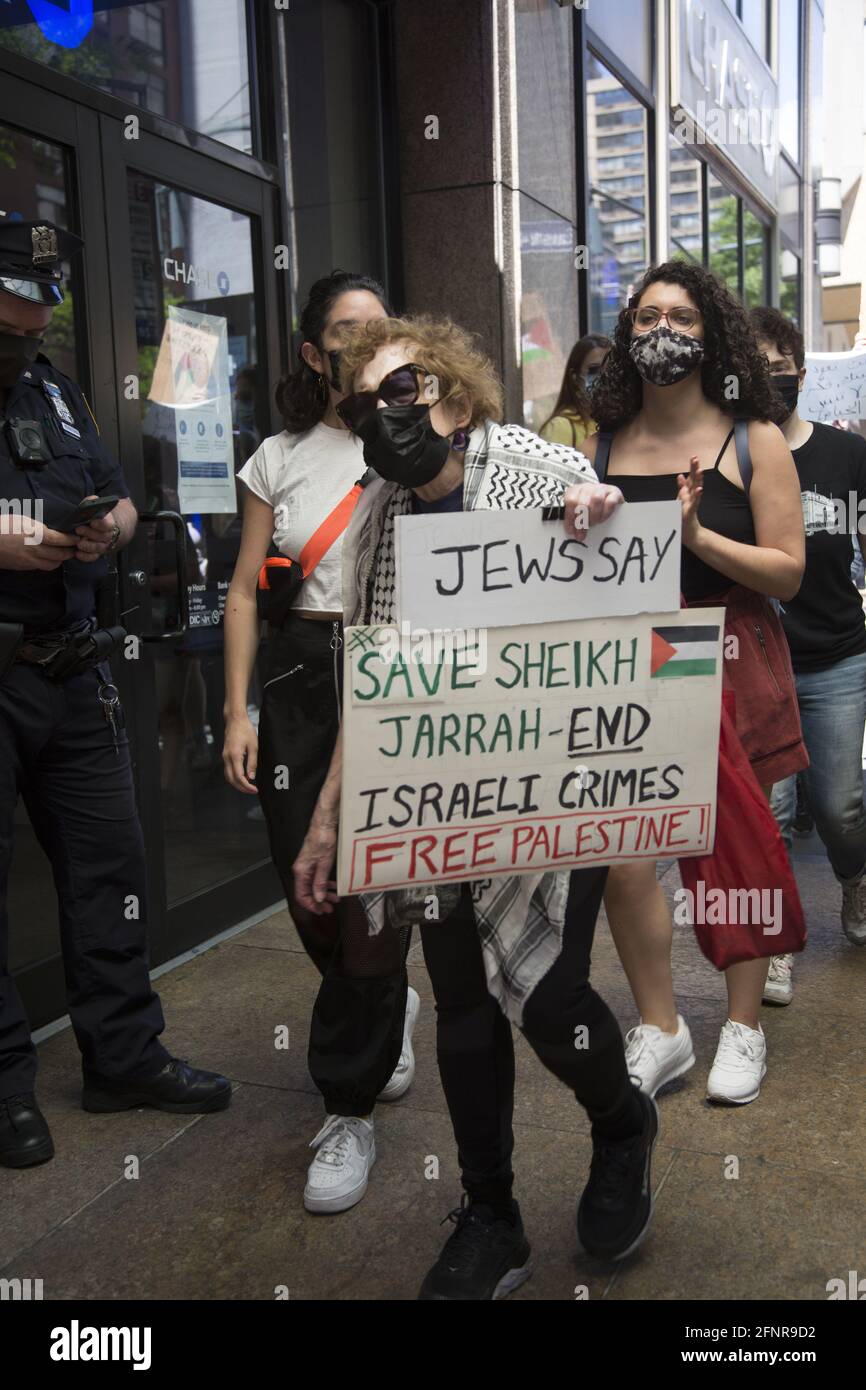 Des manifestants palestiniens et pro-palestiniens sont sortis en force au consulat israélien de la 2e Avenue à New York pour protester contre les attentats israéliens à la bombe à Gaza lors de la dernière tempête de feu israélo-palestinienne où des centaines de civils, dont de nombreux enfants, ont été tués. Banque D'Images