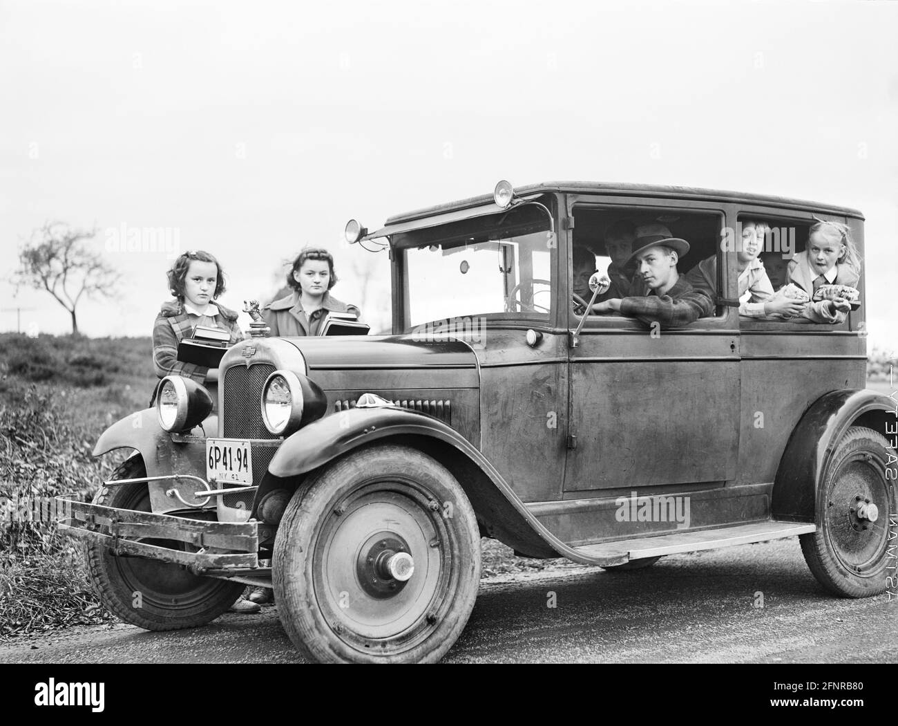 DaN Sampson avec ses enfants, qui ont quitté la zone d'expansion militaire de Pine Camp, attendant en voiture pour l'autobus scolaire pour les emmener à la nouvelle école, South Rutland, New York, États-Unis, Jack Delano, U.S. Office of War information, octobre 1941 Banque D'Images