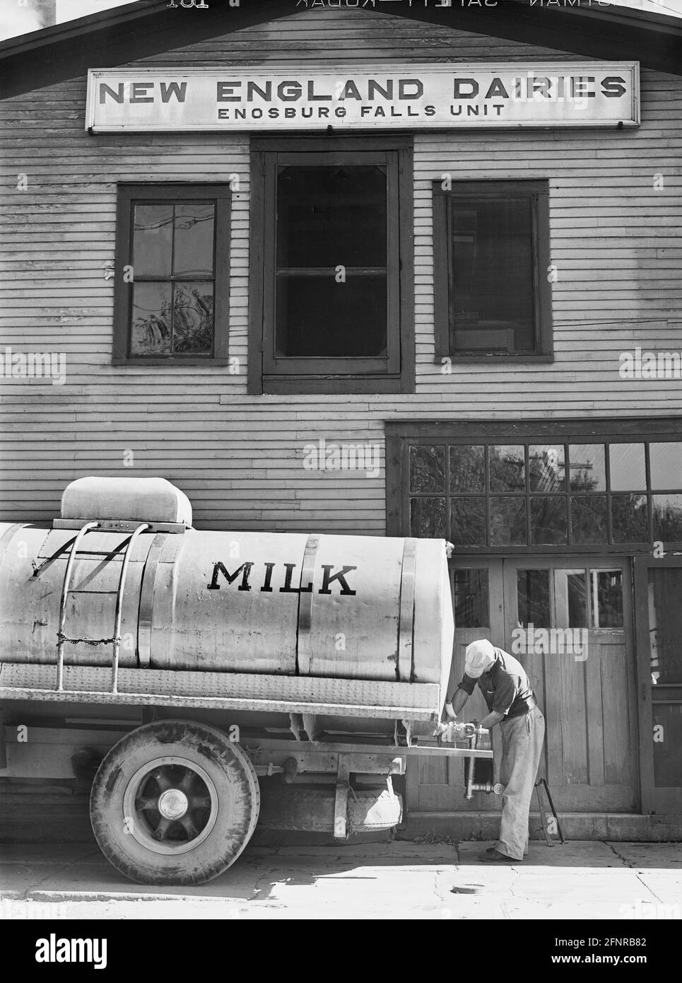 Employé remplissant un camion de lait, New England Dairies, Enosburg Falls, Vermont, États-Unis, Jack Delano, Administration américaine de la sécurité agricole, septembre 1941 Banque D'Images