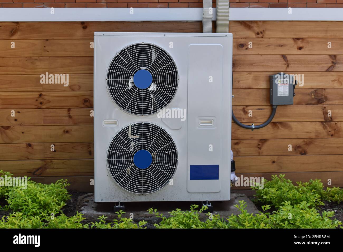 Compresseur de climatisation installé à l'extérieur de la maison en bois  Photo Stock - Alamy